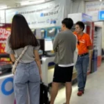 ลูกค้ากำลังเลือกซื้อคอมพิวเตอร์ ภายในร้าน เควีซี คอมพิวเตอร์ โดยมีพนักงานขายให้คำแนะนำ