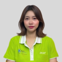 พนักงานขายหญิง สวมเสื้อโปโลสีเขียวของร้านเควีซี คอมพิวเตอร์