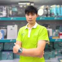 พนักงานขายชาย สวมเสื้อโปโลสีเขียวของร้านเควีซี คอมพิวเตอร์