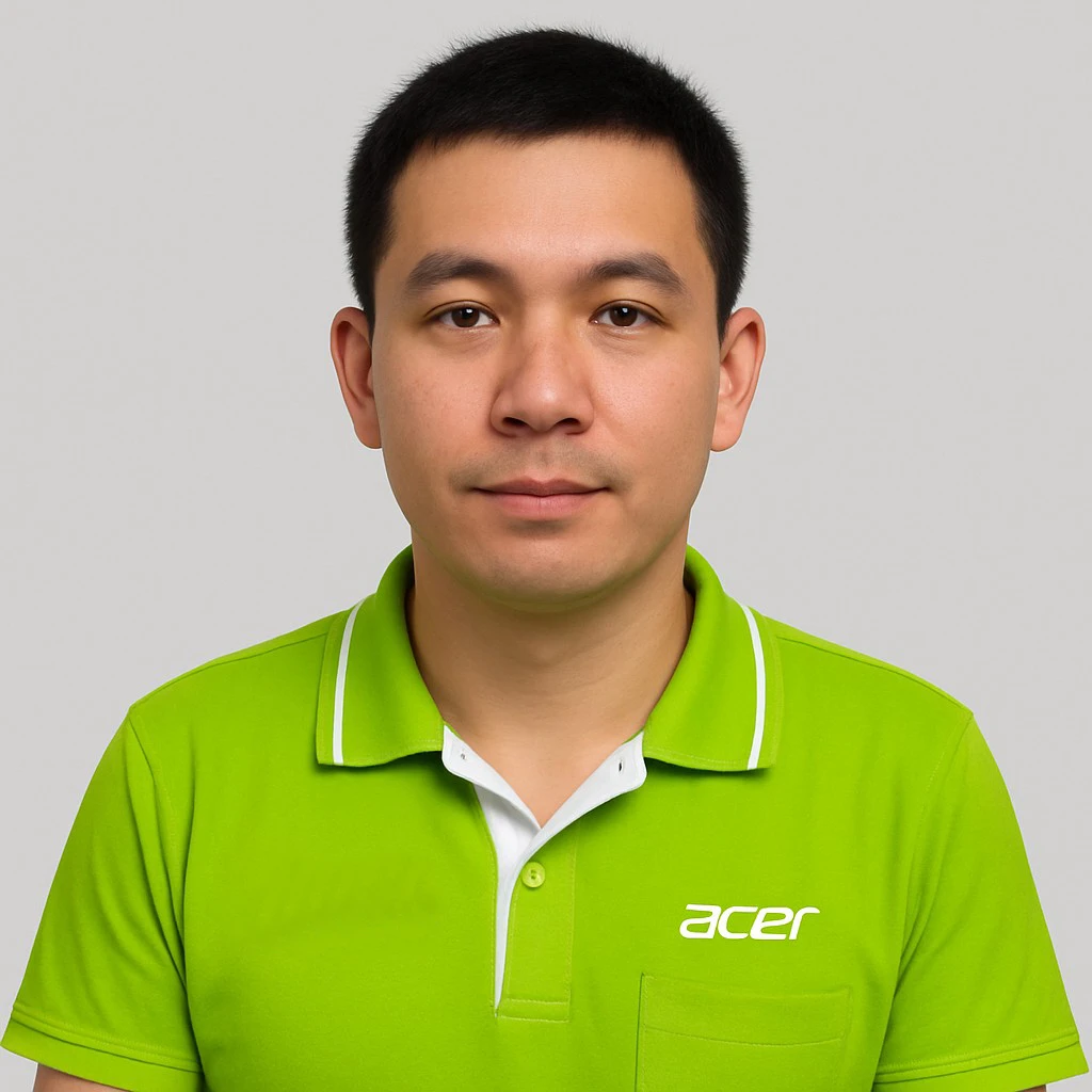 พนักงานขาย สวมเสื้อโปโลสีเขียวของร้านเควีซี คอมพิวเตอร์