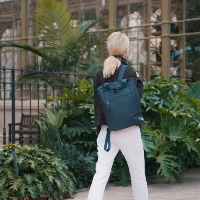 Targus Avila Convertible Tote Backpack Midnight 04 Targus Avila Convertible Tote กระเป๋าคอนเวอร์ทิเบิล (สะพายข้าง/เป้) ขนาด 15-16 นิ้ว สี Midnight