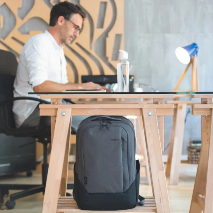 Targus Cypress EcoSmart 15.6 inch Hero Backpack Grey 04 Targus Cypress EcoSmart 15.6 inch Hero Backpack Grey กระเป๋าเป้สำหรับโน๊ตบุ๊ก สีเทา