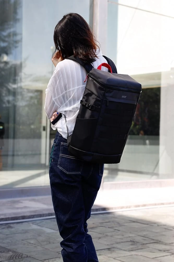 ผู้หญิงสะพายกระเป๋าเป้ Acer สีดำ ด้านหลัง แสดงถึงความคล่องตัวและการใช้งานในชีวิตประจำวัน