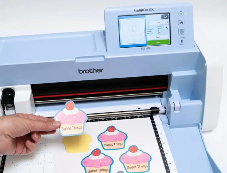 ครื่องตัดสติกเกอร์ Brother ScanNCut SDX1200 กำลังตัดสติกเกอร์ลายคัพเค้ก