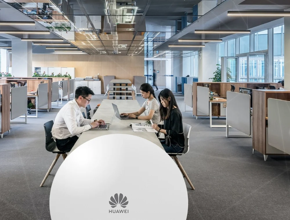 Huawei Engine AP361 Wi-Fi 6 Access Point ติดตั้งบนเพดานในสำนักงานสมัยใหม่
