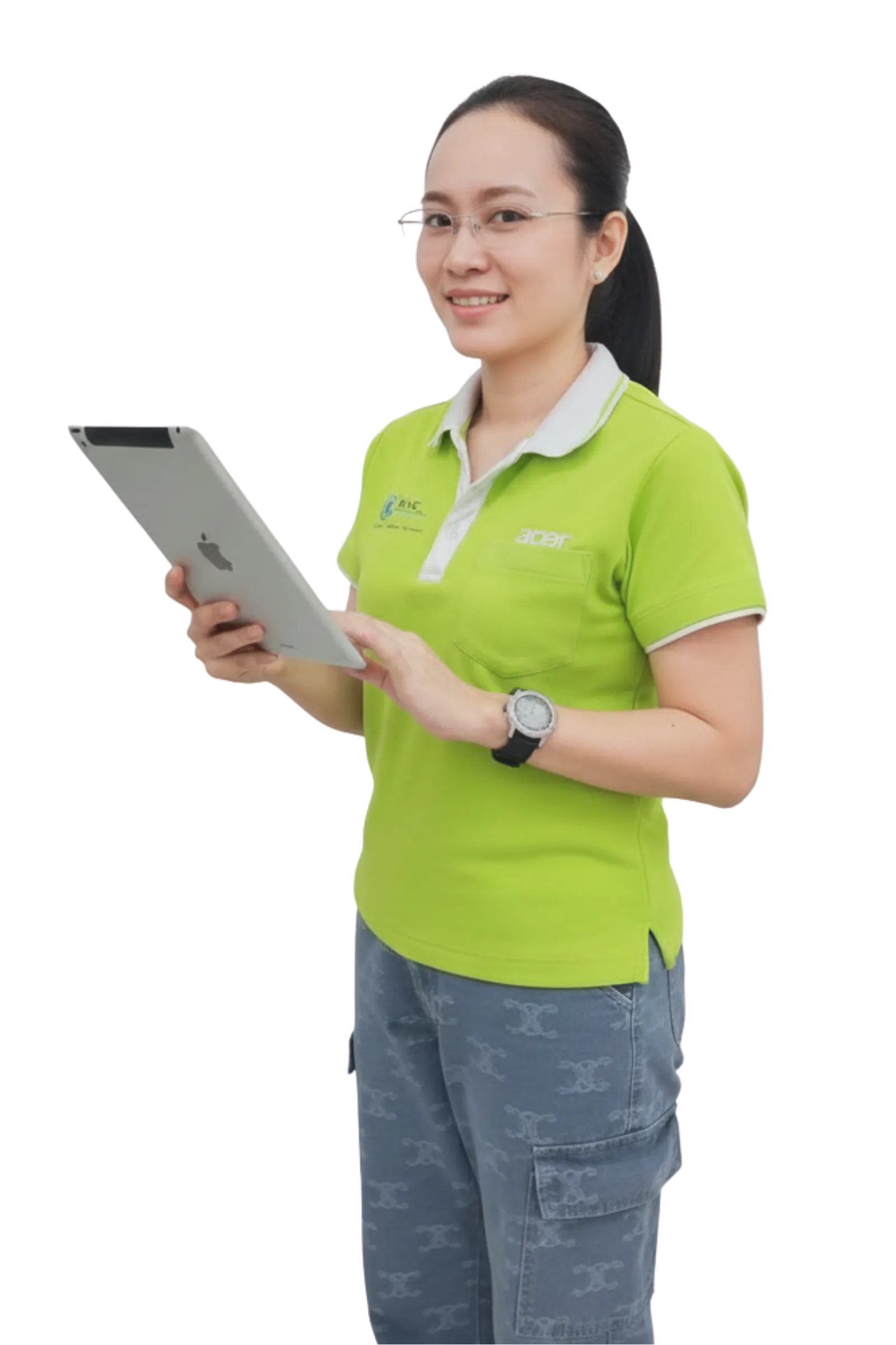 ผู้หญิงยิ้มถือ Ipad ให้บริการบริการขายสินค้า ที่ร้านเควีซี คอมพิวเตอร์